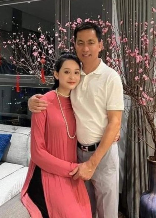 Mới đây, cư dân mạng xôn xao loạt ảnh nữ ca sĩ Hiền Hồ bên ông Hồ Nhân. Trả lời Zing, ông Hồ Nhân khẳng định 2 người chỉ là "anh em họ của nhau". Ảnh: Zing