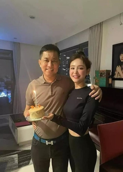 Hiền Hồ lại đang gây xôn xao dư luận khi lộ ảnh “thân thiết” đại gia Hồ Nhân - một doanh nhân được cho là đang có vợ. Theo ông Hồ Nhân, ông và Hiền Hồ chỉ là “anh em nương tựa nhau”. Ảnh: Công lý và xã hội