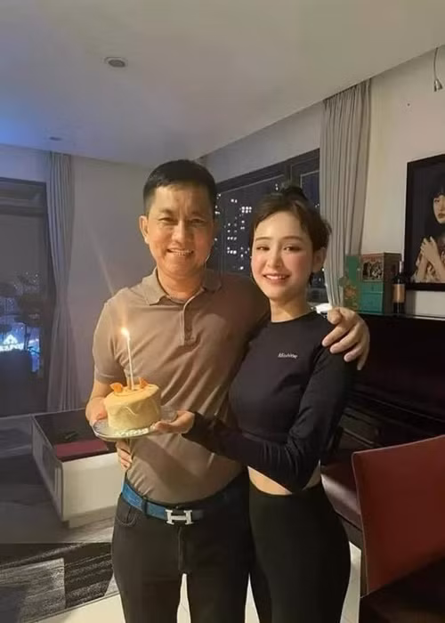 Hiền Hồ lại đang gây xôn xao dư luận khi lộ ảnh “thân thiết” đại gia Hồ Nhân - một doanh nhân được cho là đang có vợ. Theo ông Hồ Nhân, ông và Hiền Hồ chỉ là “anh em nương tựa nhau”. Ảnh: Công lý và xã hội