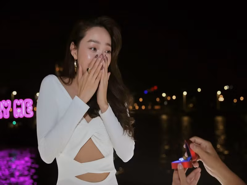 ...Giây phút anh ấy quỳ gối và “rap”. Hằng không viết sai đâu mọi người. Anh ấy đã rap để cầu hôn Hằng. Hằng biết Hằng đã không chọn lầm người. Anh ấy luôn linh hoạt làm đủ trò chỉ để làm Hằng hú hồn. Có thể nói cuộc tình của chúng mình chưa bao giờ nhàm chán vì những lần anh làm Hằng choáng váng như vậy. Không biết tương lai thế nào ra sao, nhưng Hằng đã và luôn sống hết mình với từng khoảng khắc", Minh Hằng viết. Ảnh: FB Minh Hằng