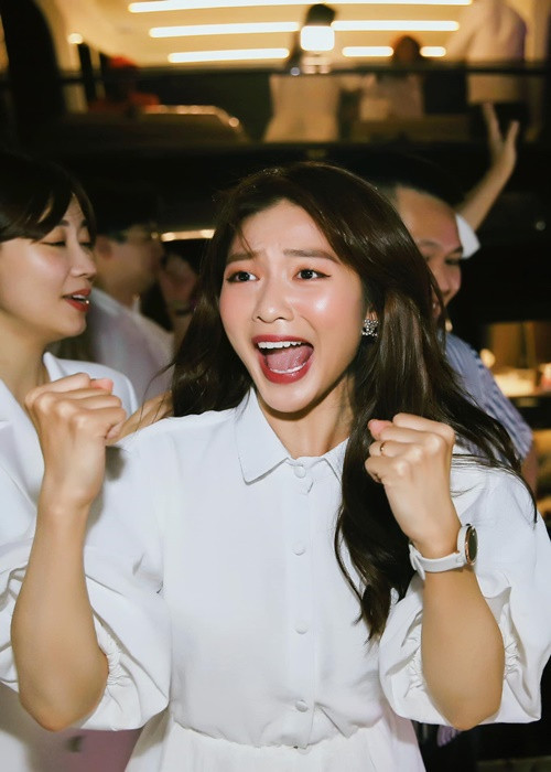 Khả Ngân còn cho hay: "Hôm đấy chị tôi đã rơi nước mắt trong hạnh phúc, thế tôi cũng khóc lên bờ xuống ruộng luôn tại vui quá trời vui khi chị mình hạnh phúc. Chỉ mong chị yêu mãi mãi hạnh phúc như thế là em an lòng và vui lắm. À nói thêm tấm hình thứ 2 lúc đó là bà chị tôi nói đồng ý mà tôi mừng quá nên cảm xúc dâng trào, chứ không nói người ta tưởng tôi được cầu hôn lại chết dở”. Ảnh: FB Khả Ngân