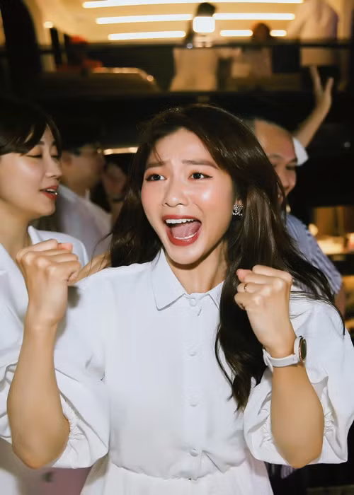 Khả Ngân còn cho hay: "Hôm đấy chị tôi đã rơi nước mắt trong hạnh phúc, thế tôi cũng khóc lên bờ xuống ruộng luôn tại vui quá trời vui khi chị mình hạnh phúc. Chỉ mong chị yêu mãi mãi hạnh phúc như thế là em an lòng và vui lắm. À nói thêm tấm hình thứ 2 lúc đó là bà chị tôi nói đồng ý mà tôi mừng quá nên cảm xúc dâng trào, chứ không nói người ta tưởng tôi được cầu hôn lại chết dở”. Ảnh: FB Khả Ngân