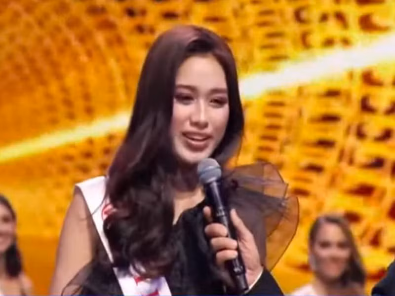 Đỗ Thị Hà lọt top 13 nhờ chiến thắng phần thi phụ "Digital media challenge" do khán giả bình chọn. Trong khi người hâm mộ chúc mừng Đỗ Thị Hà, một bộ phận antifan cho rằng cô không chiến thắng bằng thực lực mà chỉ là "miss vote". Ảnh: VTV