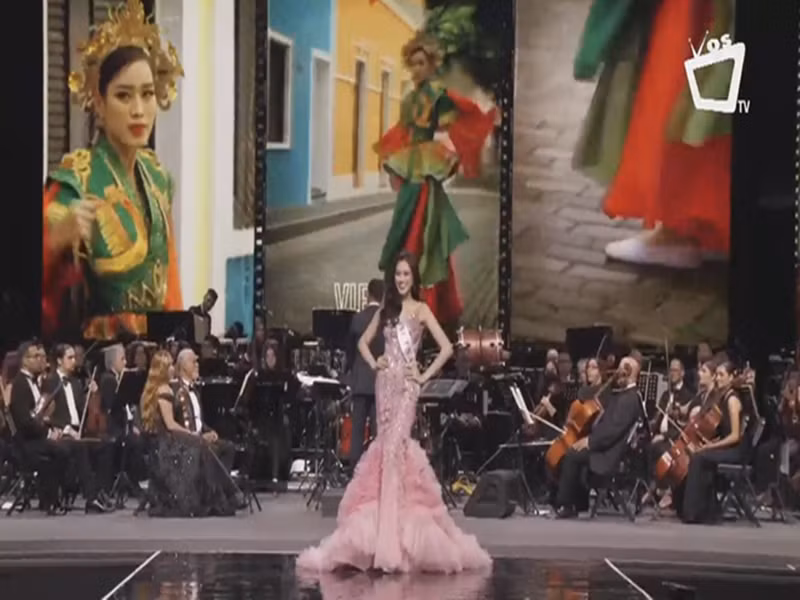 Đỗ Thị Hà tiết lộ lúc được xướng tên ở top 13, cô đang cười nói vui vẻ với bạn bên cạnh nên không nghe rõ tên mình. Mãi đến khi thí sinh bên cạnh vỗ tay nhìn Đỗ Thị Hà thì cô mới vỡ òa hạnh phúc vì không nghĩ mình là người đẹp đầu tiên được gọi tên. Ảnh: VTV