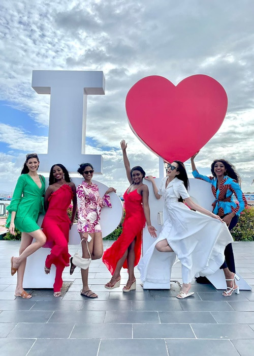 Trước khi rời Puerto Rico, Đỗ Thị Hà vui vẻ dạo chơi cùng các thí sinh. Ảnh: FBNV