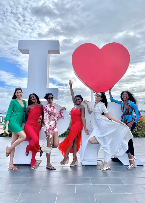 Trước khi rời Puerto Rico, Đỗ Thị Hà vui vẻ dạo chơi cùng các thí sinh. Ảnh: FBNV