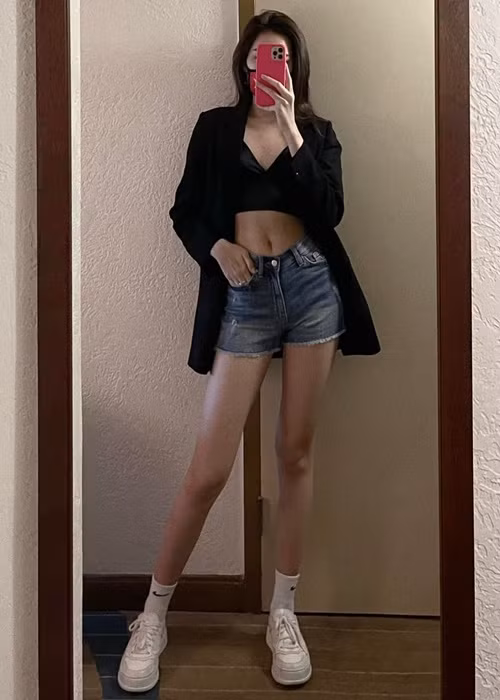 Diện áo bra, quần short jean, top 13 Hoa hậu Thế giới 2021 khéo khoe eo thon, chân dài quyến rũ. Ảnh: FBNV