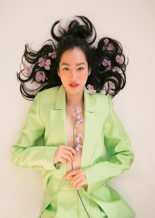 Chân dài sinh năm 1987 đã xinh đẹp nay lại càng quyến rũ hơn.