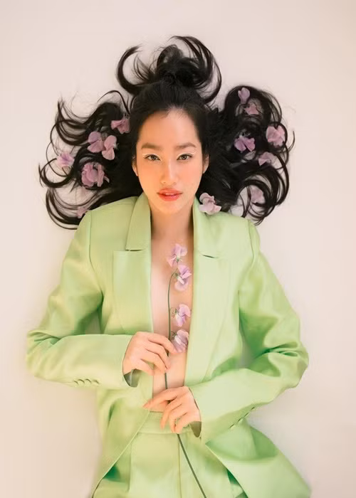 Chân dài sinh năm 1987 đã xinh đẹp nay lại càng quyến rũ hơn.