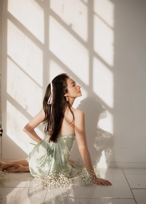 Trúc Diễm khoe lưng trần gợi cảm, eo thon gọn.