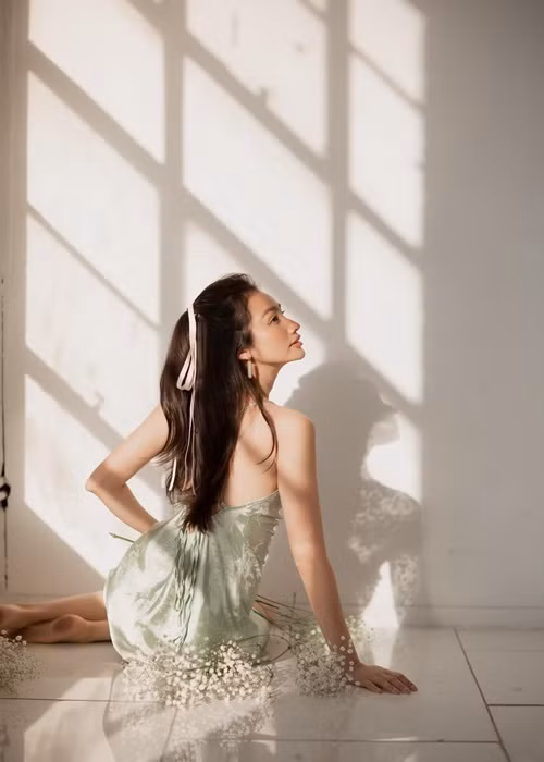 Trúc Diễm khoe lưng trần gợi cảm, eo thon gọn.