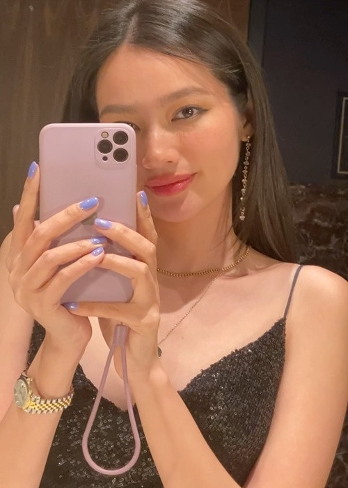 Do chồng cũ không hoạt động trong showbiz, người đẹp không mong muốn cuộc sống của anh bị ảnh hưởng.