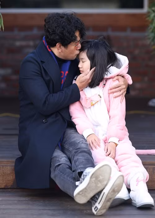 “Ông hoàng quảng cáo Việt Nam” một thời gặp các con mỗi ngày và đưa đón con đi học.