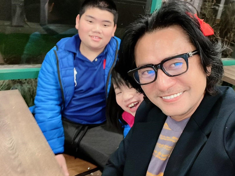 Hai con của Trương Minh Cường nhận được sự quan tâm, yêu thương của cả bố lẫn mẹ.
