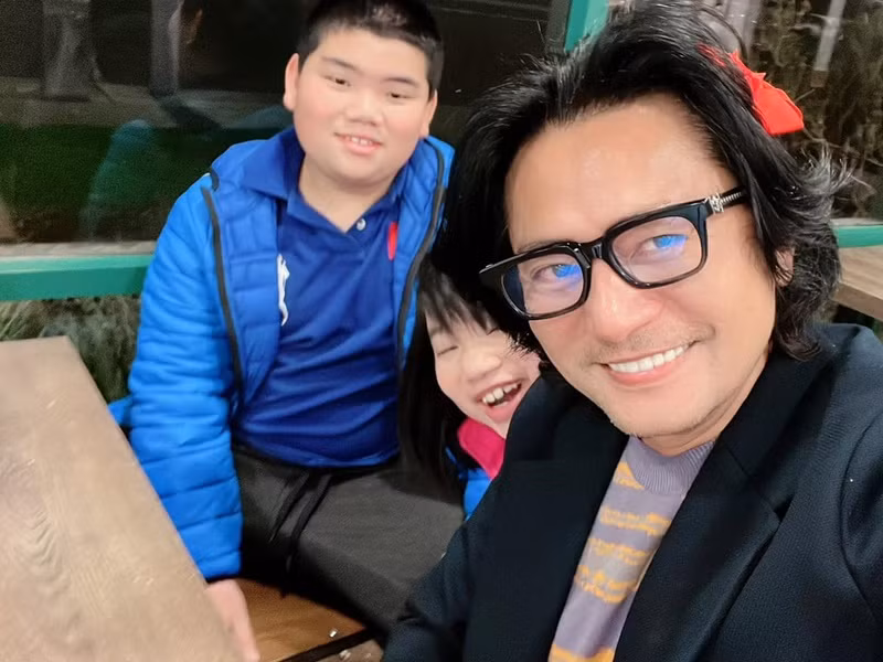 Hai con của Trương Minh Cường nhận được sự quan tâm, yêu thương của cả bố lẫn mẹ.