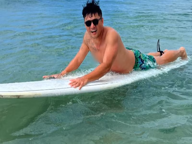 Nam diễn viên mới đây khoe ảnh đi lướt sóng.