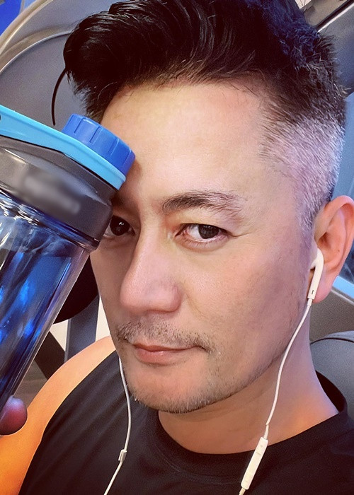 Trương Minh Cường thấy mình trẻ ra nhiều tuổi. Nam diễn viên chia sẻ, do ngủ được, ăn được nên da mặt của anh mịn màng, trẻ trung hơn.