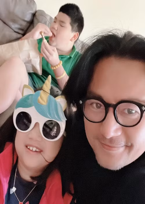 Nam diễn viên tiết lộ, cậu con trai có sở thích ăn uống còn cô con gái thứ hai thích mua sắm.