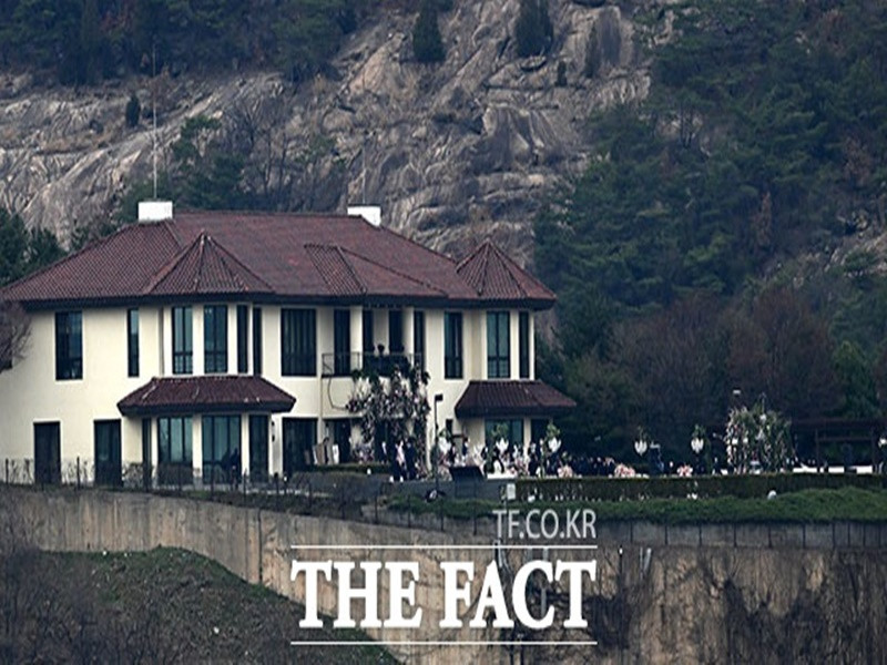 Theo Newsen, trong hôn lễ, Son Ye Jin mặc váy cưới do Mira Zwillinger thiết kế. Ảnh: The Fact