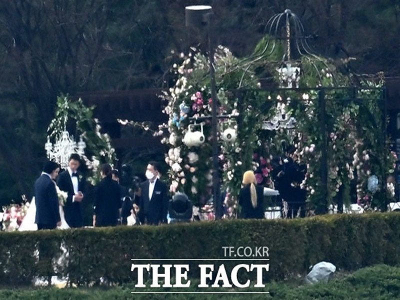 Đám cưới của cặp sao "Hạ cánh nơi anh" được tổ chức tại Aston House của khách sạn Sheraton Grand Walkerhill, quận Gwangjin, Seoul. Nơi tổ chức lễ cưới tựa vào núi Acha và có tầm nhìn ra sông Hàn. Ảnh: The Fact