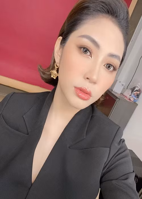 Hoa hậu Thu Thảo còn lên tiếng về lý do lên TP HCM làm việc tại phòng khám nha khoa. Cô cho biết: “Vì muốn đi học hỏi thêm, kiếm thêm, vì tham làm, đam mê nên mới xin việc tại nha khoa, không cần biết lương bổng bao nhiêu và làm vị trí nào việc gì cũng được. Chứ trên đời này không có ai khùng đang nuôi 2 đứa con không có tiền mà đi xin việc với cái lý do không cần biết lương bao nhiêu điên khùng như tôi đâu”.