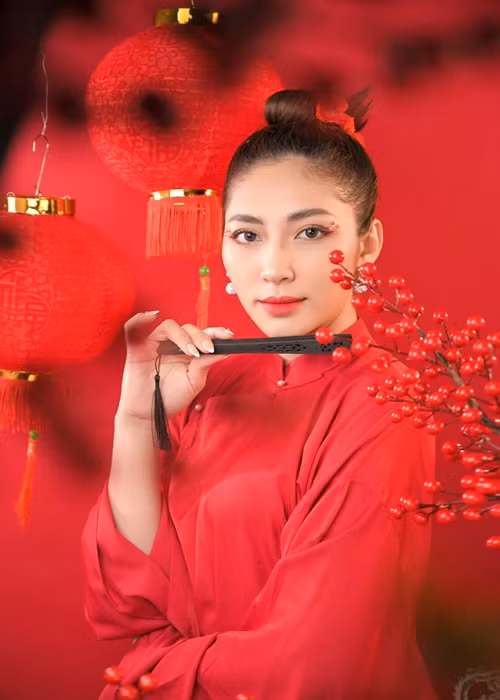 Trong khi Thu Thảo giữ im lặng, Phương Lê tố Thu Thảo "nổ" về lương bổng trước khi nhận việc, lừa để được làm răng và mượn 5 triệu của một người. Thùy Trang một lần nữa lên tiếng bênh vực em gái. Cô cho biết, nàng hậu chưa từng mượn tiền ai, có thời gian làm được 100 triệu/ tháng. Theo Thùy Trang, Phương Lê tự nguyện mời Thu Thảo làm răng.