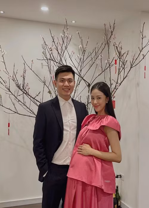 Sau khi kết hôn, Salim thường xuyên đăng tải hình ảnh bên ông xã thiếu gia.