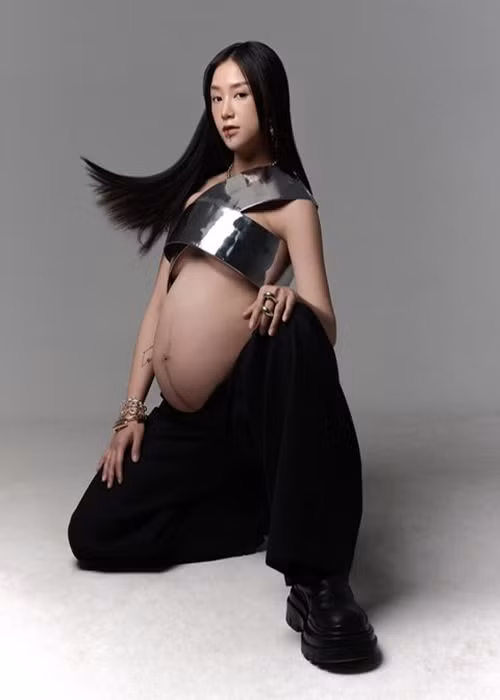 Salim cho biết, cô sẽ đăng tải hết các bộ ảnh bầu rồi mới sinh con.