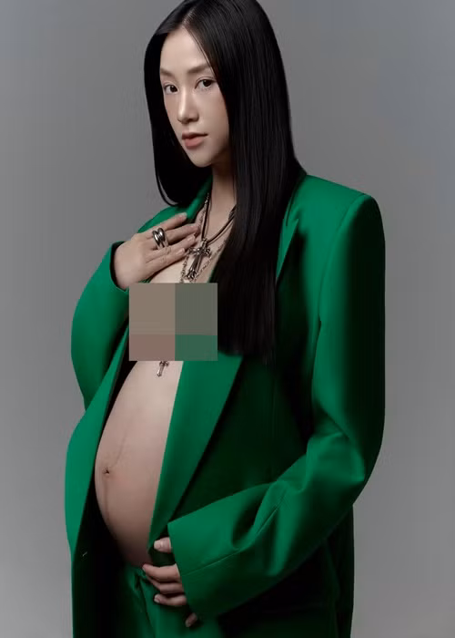 Salim thả rông vòng một, khoe bụng bầu khi thực hiện một bộ ảnh nghệ thuật.