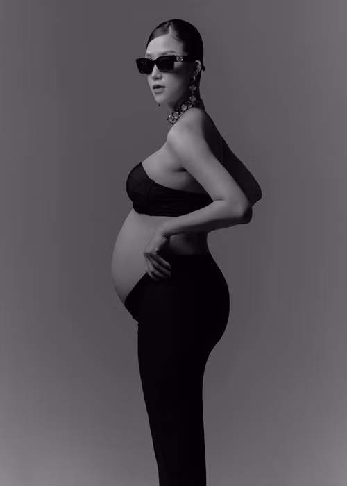 Hot girl sinh năm 1992 không chọn background chụp ảnh cầu kỳ.