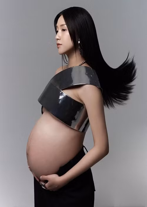 Nữ diễn viên phim "Thiên thần hộ mệnh" khoe trọn vẹn bụng bầu.