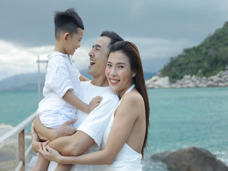 Lương Thế Thành chiều chuộng Thúy Diễm hết mực. Anh để vợ quản lý tài chính, chủ động chia sẻ việc nhà, chăm sóc con.