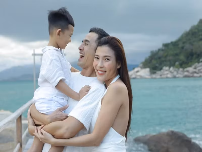 Lương Thế Thành chiều chuộng Thúy Diễm hết mực. Anh để vợ quản lý tài chính, chủ động chia sẻ việc nhà, chăm sóc con.