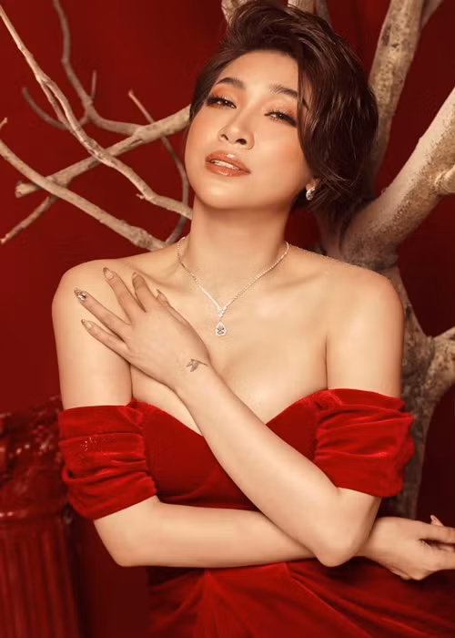 Khi vào showbiz, Pha Lê có lợi thế nhan sắc. Cô sở hữu gương mặt xinh đẹp, vóc dáng gợi cảm với vòng một "khủng" được cho là đẹp tự nhiên.