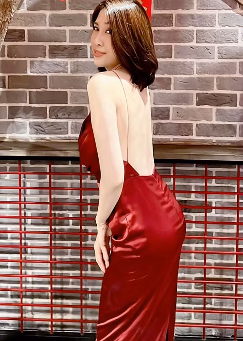 Cô nhanh chóng lấy lại vóc dáng thon gọn sau khi sinh nở.