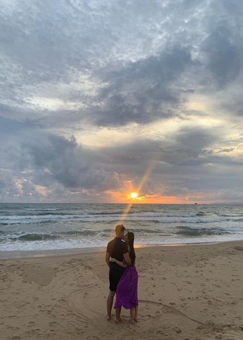 Không tiết lộ danh tính người yêu song nàng Á hậu sinh năm 1996 thi thoảng đăng tải khoảnh khắc tình tứ bên nửa kia. Ảnh: Instagram