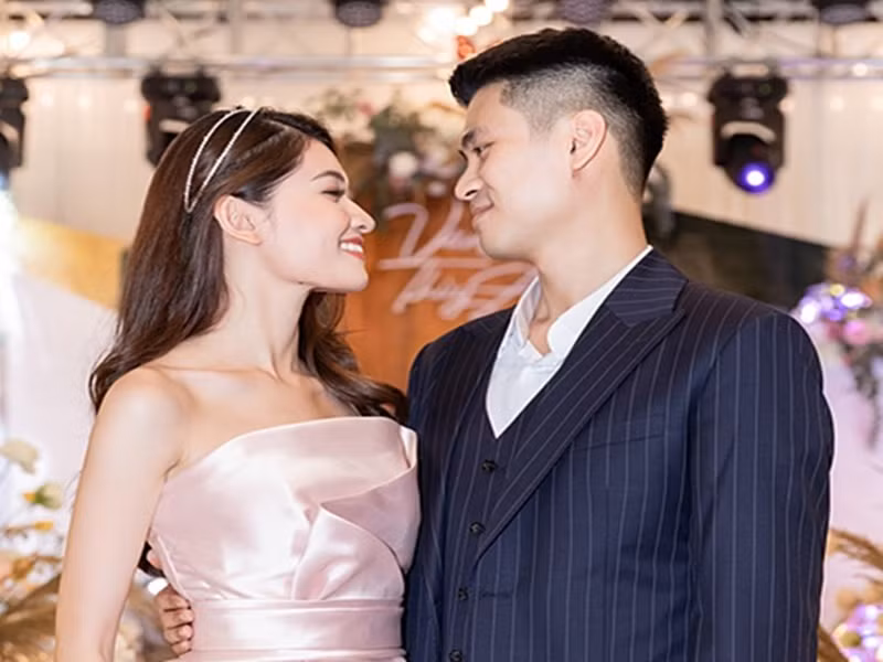 Đôi uyên ương trao nhau ánh mắt đắm đuối trong đám cưới chị gái của Thùy Dung vào năm 2020. Ảnh: Dân Việt