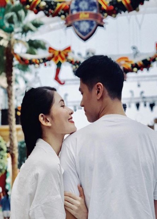 Nàng á hậu nắm tay, tựa cằm vào vai người yêu. Ảnh: Dân Trí