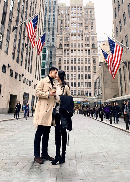 Bạn trai dành nụ hôn ngọt ngào cho Thùy Dung tại một địa điểm công cộng khi cả hai du lịch ở Mỹ. Ảnh: Instagram