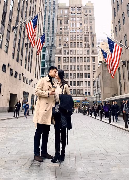 Bạn trai dành nụ hôn ngọt ngào cho Thùy Dung tại một địa điểm công cộng khi cả hai du lịch ở Mỹ. Ảnh: Instagram