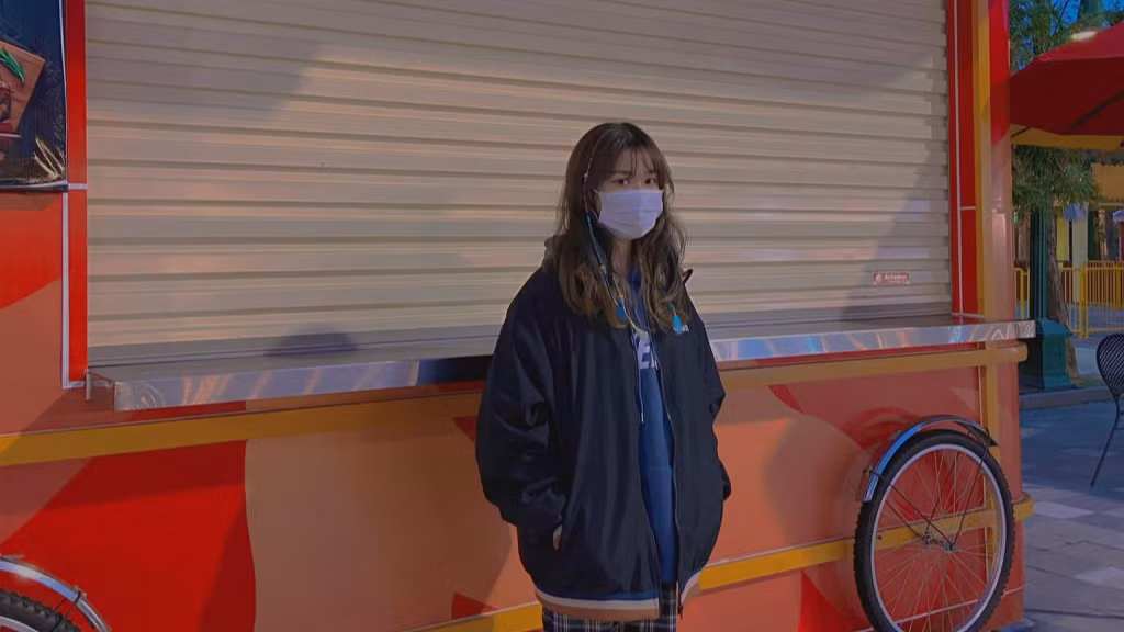 Nguoi tre chat vat trong vong xoay tang gia-Hinh-2