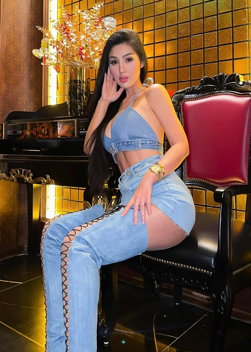 Sở hữu thân hình nóng bỏng, Maria Đinh Phương Ánh từng được mệnh danh là "cô Kim siêu vòng 3 của Việt Nam".