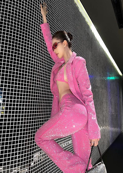 Ngọc Trinh sở hữu vòng 3 lên đến 94 cm.