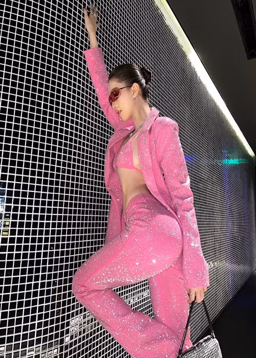 Ngọc Trinh sở hữu vòng 3 lên đến 94 cm.