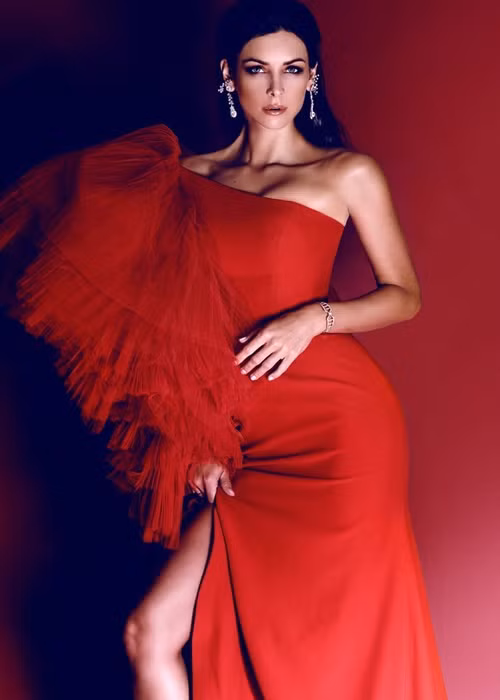 Sở hữu vẻ đẹp thiên thần, đầy cuốn hút, cô đăng quang cuộc thi Hoa hậu Hoàn vũ Thế giới năm 2005.