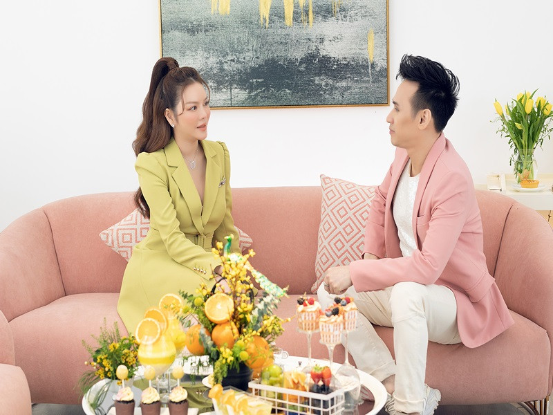 Nguyên Vũ dí dỏm đáp lại: “Khi nào Lý Nhã Kỳ lấy chồng thì tôi lấy vợ. Chúng ta sẽ tổ chức đám cưới cùng nhau”.