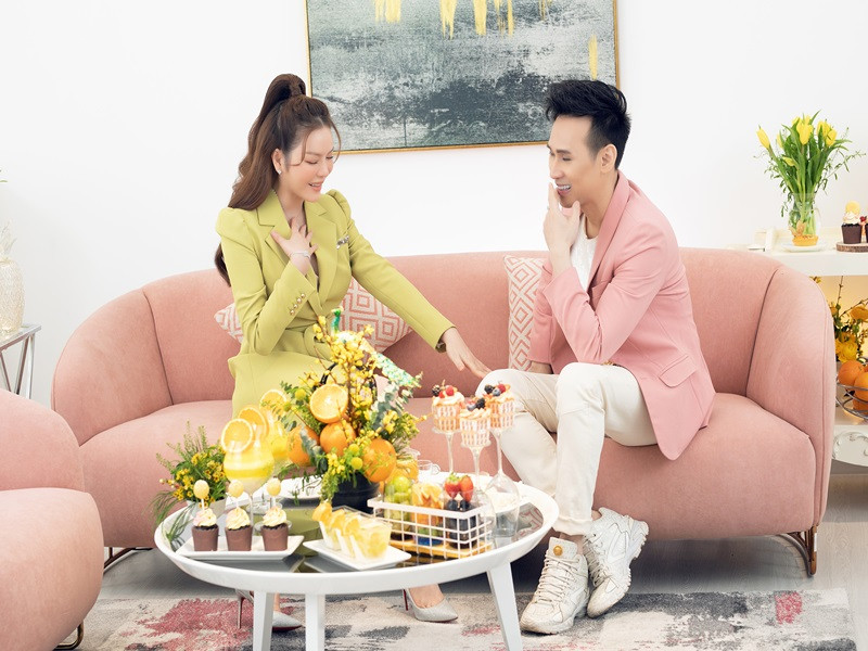 Nguyên Vũ kể: “Đến bây giờ, khán giả vẫn thích bài hát Phố kỷ niệm mà Lý Nhã Kỳ đóng MV cùng tôi. Thời đó, tôi có lỗi với Lý Nhã Kỳ rất nhiều. Đó là Kỳ diễn xong không hề đề cập đến cát sê, chỉ nói rằng nếu rảnh anh Vũ hãy đi ăn với Kỳ một lần thôi. Dù không nhận cát sê nhưng Kỳ diễn rất nhiệt tình, cô ấy tự đóng cảnh té giữa đường”.