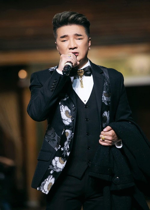 Giống Hoài Linh, Đàm Vĩnh Hưng cũng bị bà Hằng livestream tố liên quan đến vấn đề từ thiện. Về phần mình, Đàm Vĩnh Hưng cho biết, bà Hằng vu khống anh ăn chặn tiền từ thiện, bỏ túi hơn một nửa số tiền 96,8 tỷ, câu kết mua giải trong The Voice. Vì các phát ngôn thiếu căn cứ này, Mr Đàm bị suy sụp tinh thần, công việc bị ảnh hưởng nghiêm trọng. Ảnh: FBNV