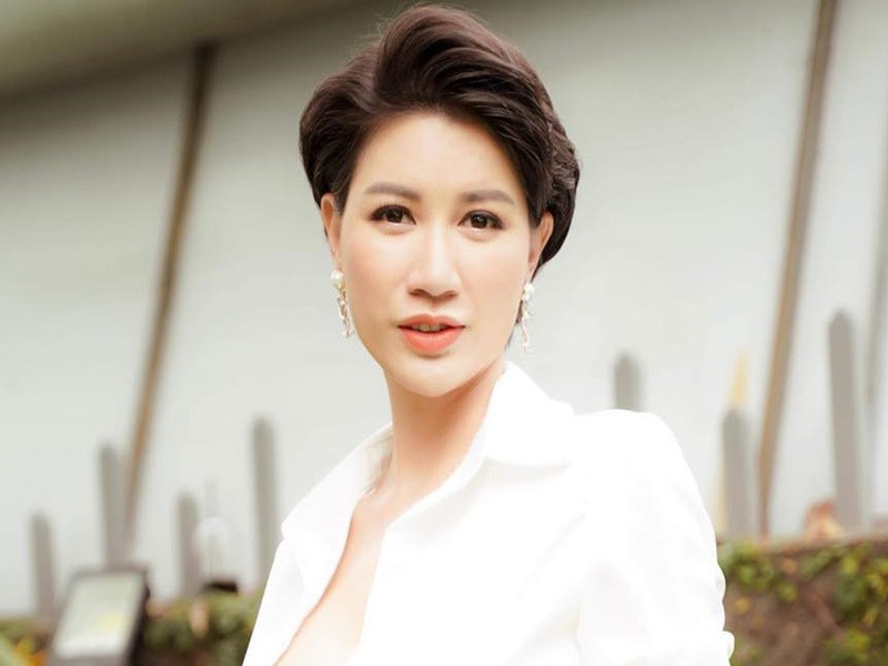 Trong năm 2021, Trang Trần và bà Hằng khẩu chiến dữ dội. Ban đầu, cựu người mẫu phản đối việc bà Hằng dùng từ "đám" để gọi dàn nghệ sĩ. Bà Hằng sau đó ám chỉ Trang Trần chỉ là người bán bún đậu. Tiếp đó, Trang Trần bị bà Hằng tố ăn chặn từ thiện. Cựu người mẫu cho rằng bà Hằng không có tư cách để yêu cầu người khác phải sao kê từ thiện. Bên cạnh đó, Trang Trần yêu cầu bà Phương Hằng không được nhắc đến tên mình, thậm chí thách nữ doanh nhân này kiện. Ảnh: FBNV