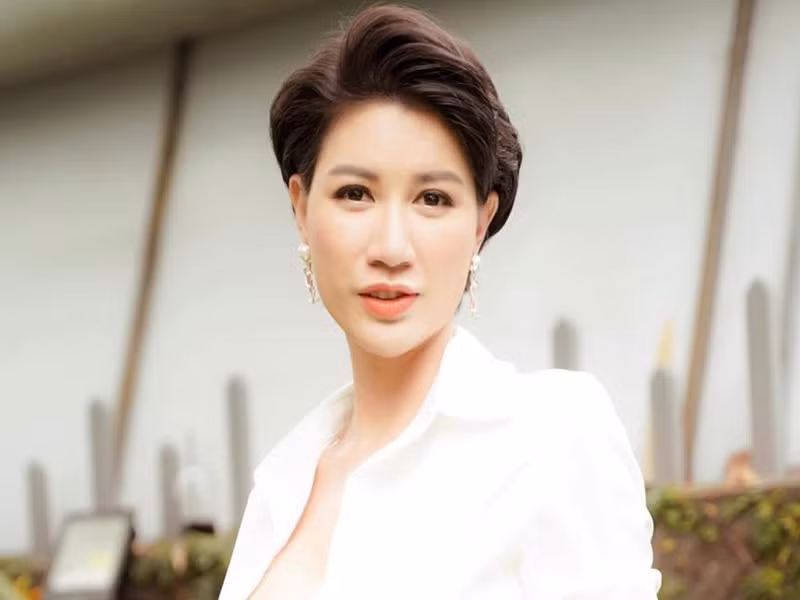 Trong năm 2021, Trang Trần và bà Hằng khẩu chiến dữ dội. Ban đầu, cựu người mẫu phản đối việc bà Hằng dùng từ "đám" để gọi dàn nghệ sĩ. Bà Hằng sau đó ám chỉ Trang Trần chỉ là người bán bún đậu. Tiếp đó, Trang Trần bị bà Hằng tố ăn chặn từ thiện. Cựu người mẫu cho rằng bà Hằng không có tư cách để yêu cầu người khác phải sao kê từ thiện. Bên cạnh đó, Trang Trần yêu cầu bà Phương Hằng không được nhắc đến tên mình, thậm chí thách nữ doanh nhân này kiện. Ảnh: FBNV